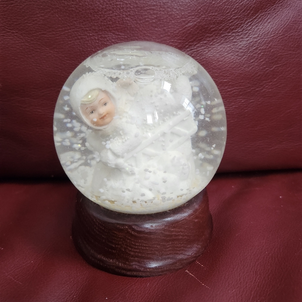 Mann Snow Globe with Baby Figurine